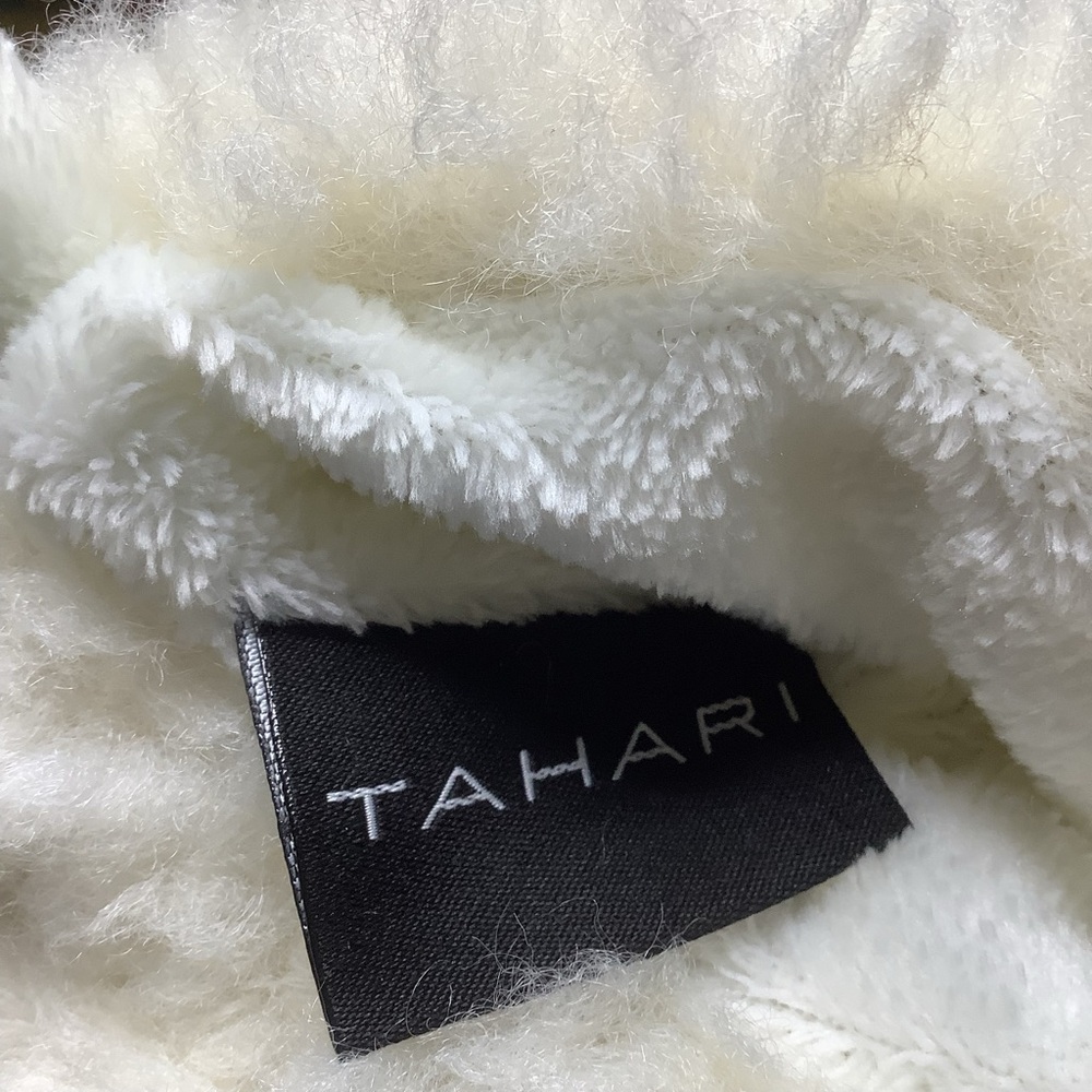 Four Tahari Fluffy White Christmas Stockings NWOT - Picture 6 of 12